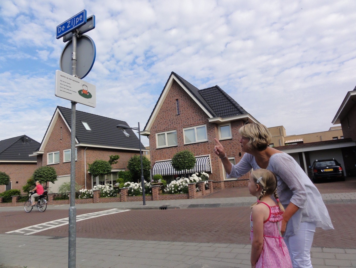 Kinderen oefenen met ouders de verkeersregels met de verkeersborden van Dick Bruna . Oversteken op straat en in schoolomgeving. 