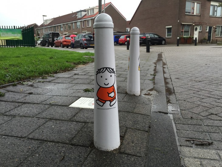 Dick Bruna Amsterdammertje - afzetpaal - een signaal voor weggebruikers dat er kinderen in de buurt zijn.