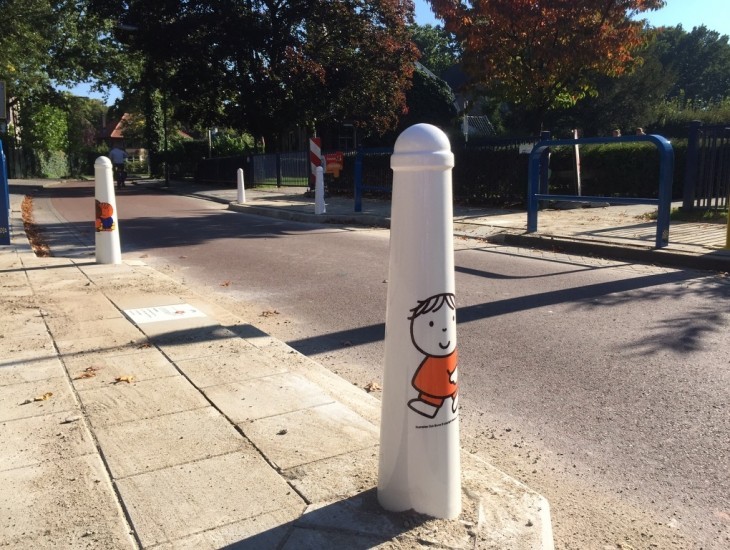 Dick Bruna amsterdammertje - afzetpaaltje - voorkomt het parkeren van auto's in schoolomgeving.