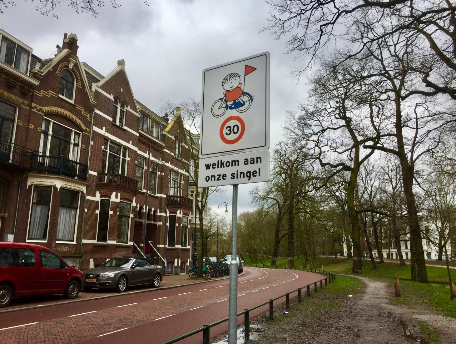 Een verkeersveilige woon- en schoolomgeving met verkeersborden van Dick Bruna voor peuters en kleuters die oversteken en automobilisten die opletten en bewust zijn van spelende kinderen in de omgeving van de wijk.