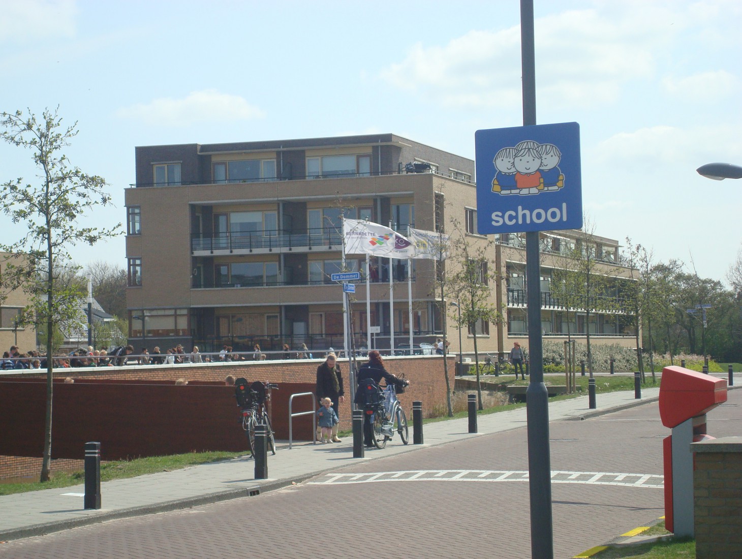 Verkeersbord voor veilige schoolomgeving met afbeelding van Dick Bruna. Weggebruikers worden geattendeerd op kinderen in het verkeer. 