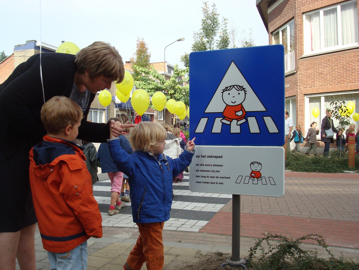 Ouders oefenen verkeersregels met kleuters en peuters. Met de verkeersborden van Dick Bruna leren kinderen oversteken op een zebrapad.