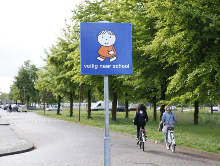 Attentiebord Dick Bruna 'veilig naar school' in schoolomgeving. Attendeert weggebruikers op schoolgaande kinderen.