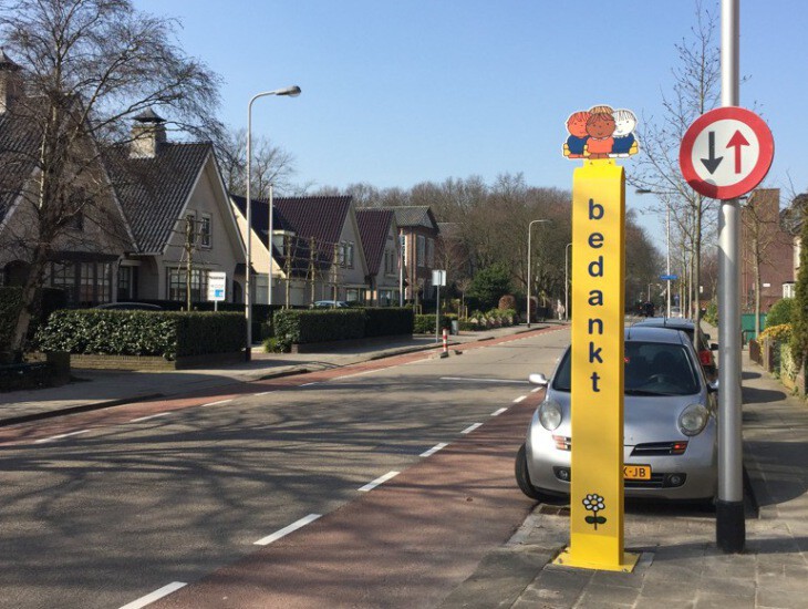 dick bruna attentiepaal schoolzone markering van Nijntje schoolgebied aangeven en kinderen veilig op straat verkeersveiligheid kleuters en peuters in omgeving met veel spelende kinderen schoolzone veilige schoolzone