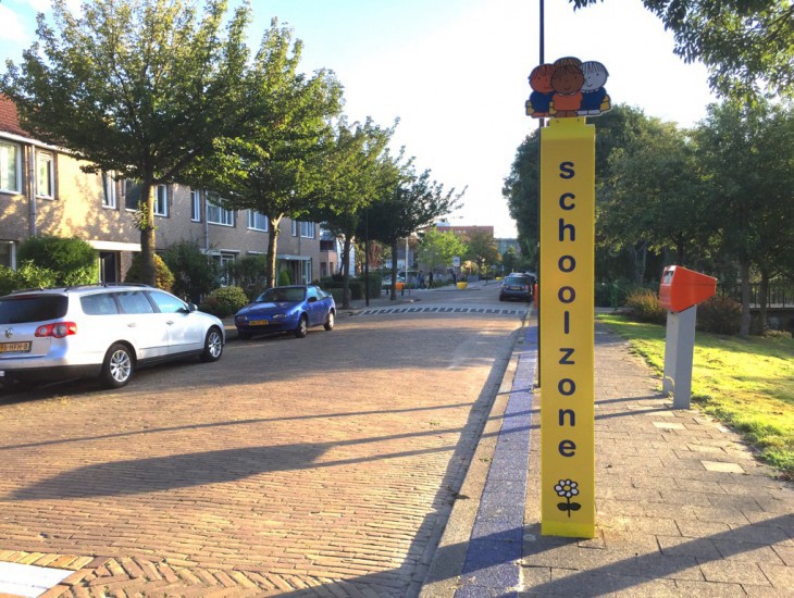 dick bruna attentiepaal schoolzone markering van Nijntje schoolgebied aangeven en kinderen veilig op straat verkeersveiligheid kleuters en peuters in omgeving met veel spelende kinderen schoolzone veilige schoolzone