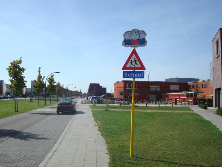 Silhouetbord verkeersbord dick bruna van nijntje met afbeelding kinderen om weggebruikers bij binnenkomen woonwijk of schoolomgeving of schoolzone te wijzen op kinderen in de omgeving die spelen fietsen voetballen op straat