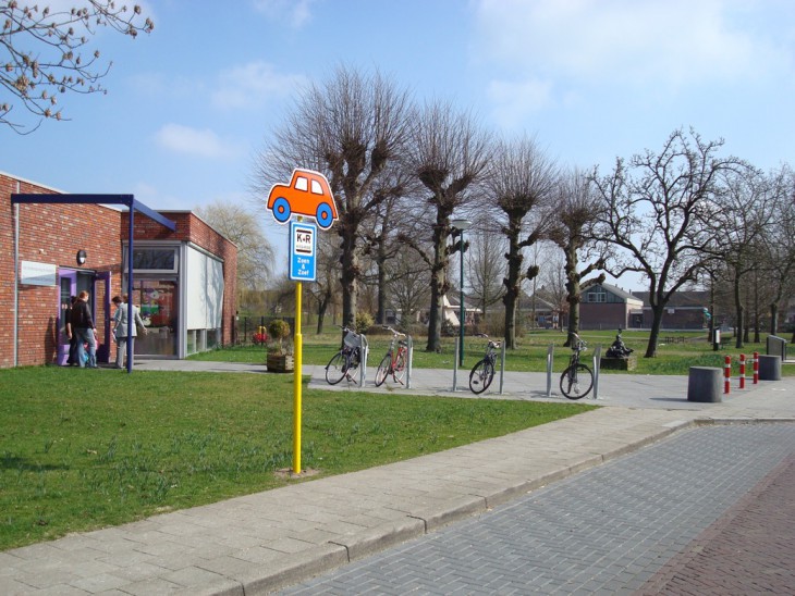 Zoen en zoef bord voor op parkeerterrein voor school voor afzetten kinderen door ouders kiss and ride bord dick bruna van nijntje met een afbeelding van een auto tekening 