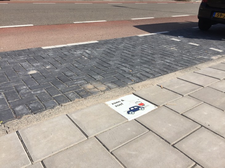 Dick bruna stoeptegel bedrukt met versje en rijmpjes zoals in Nijntje boekjes voor veiligheid van kinderen in het verkeer in schoolzones woonwijk of woonerf of straat veilig oversteken bij verkeersles en met ouders op straat goed kijken kleuters en peuter