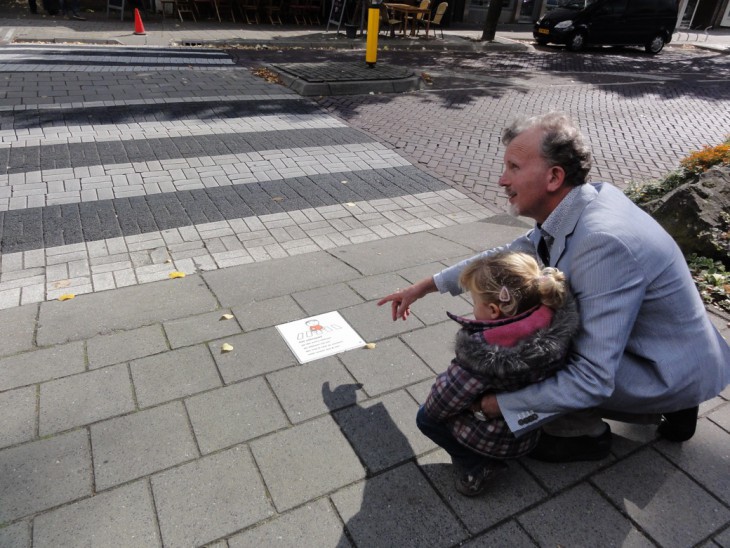 Dick bruna stoeptegel bedrukt met versje en rijmpjes zoals in Nijntje boekjes voor veiligheid van kinderen in het verkeer in schoolzones woonwijk of woonerf of straat veilig oversteken bij verkeersles en met ouders op straat goed kijken kleuters en peuter