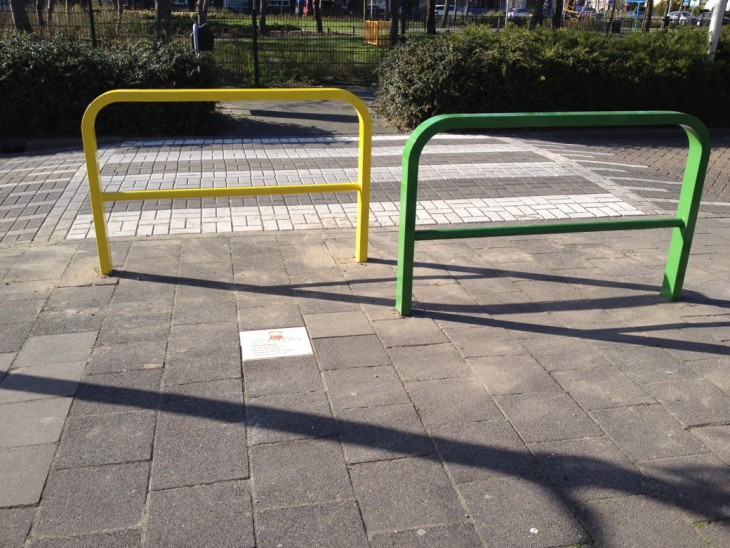 Dick bruna stoeptegel bedrukt met versje en rijmpjes zoals in Nijntje boekjes voor veiligheid van kinderen in het verkeer in schoolzones woonwijk of woonerf of straat veilig oversteken bij verkeersles en met ouders op straat goed kijken kleuters en peuter