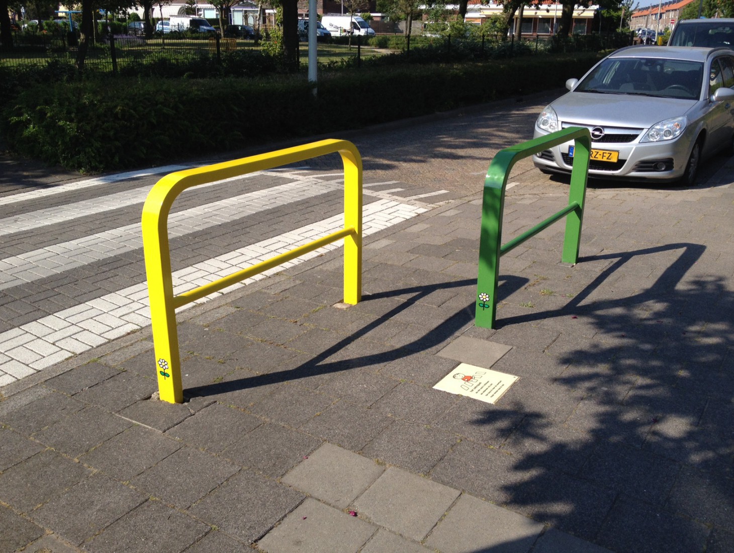 Veilige schoolomgeving met Dick Bruna verkeersproducten. Afzetbeugels en stoeptegels om de schoolzone verkeersveiliger te maken.