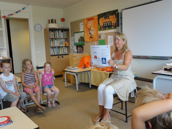 Dick bruna van Nijntje lespakket voor kleuters en peuters verkeersles voor kleine kinderen voor meer verkeersveiligheid leuk thema verkeersles spelen en leren herkenbaar en vrolijk verkeersleerkracht in de klas oefenen verkeer