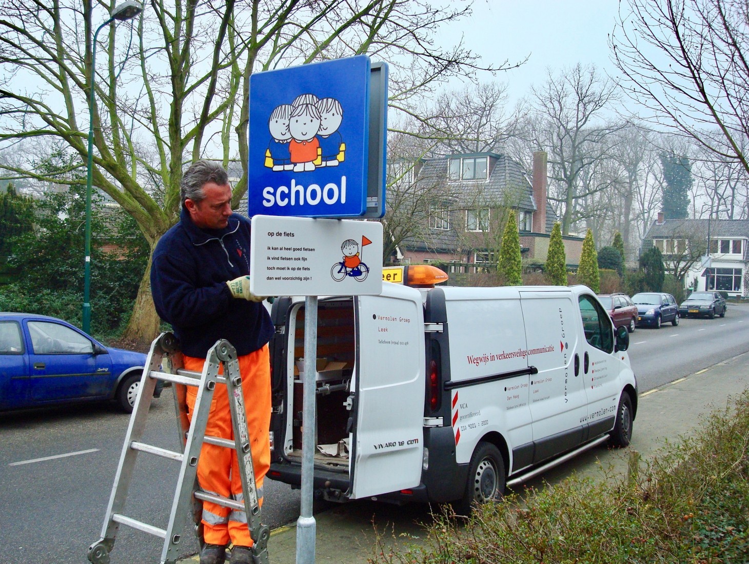 Leer in het Verkeer richt de verkeersveilige schoolzone of woonwijk voor u in. Als gemeente heeft u er geen omkijken naar!