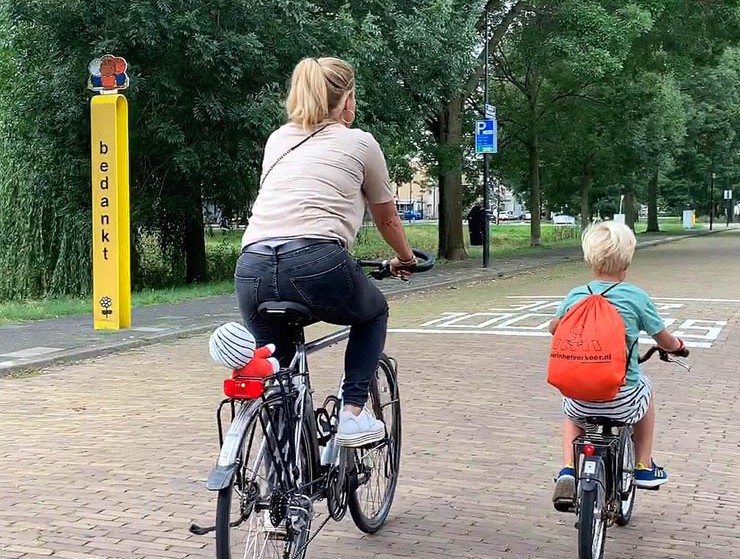 Ouderbetrokkenheid van groot belang bij verkeerseducatie ouders geven goede voorbeeld en oefenen met kinderen verkeersregels zoals oversteken en opletten in het verkeer met Dick bruna verkeersborden.